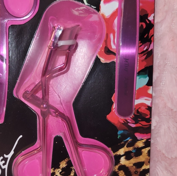 Betsey Johnson Lash & Brow Set - Picture 5 of 8